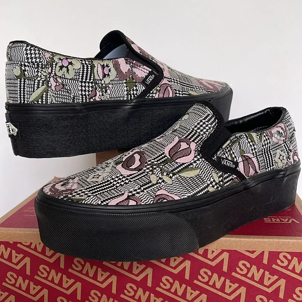 Vans WMNS Classic Slip-On Stackform Tapestry Floral Black
VN0A7Q5RBM8
Platforms - Picture 8 of 16